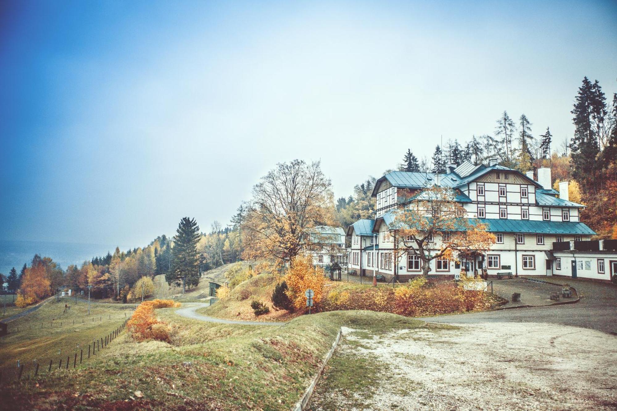 Retro Hotel Pod Zvicinou Bílá Třemešná Kültér fotó