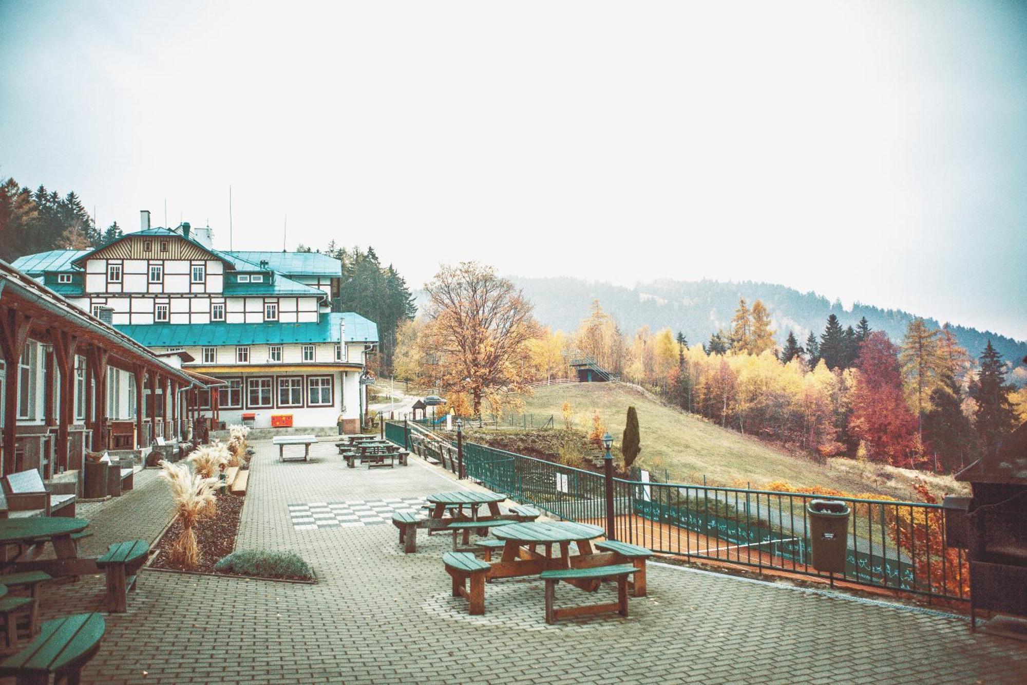 Retro Hotel Pod Zvicinou Bílá Třemešná Kültér fotó